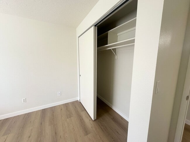 Building Photo - Lake Oswego Refreshed 2nd Story 2 bed/1 bath Condo- W/S/G Included