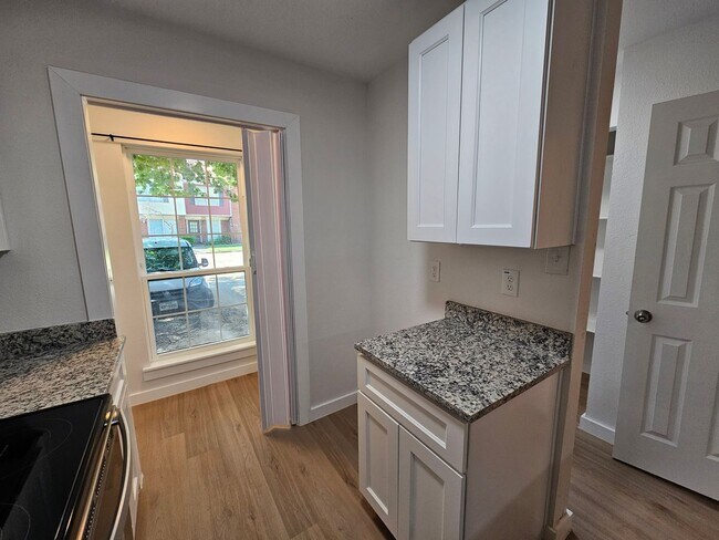 Building Photo - Recently rehabbed. Available now