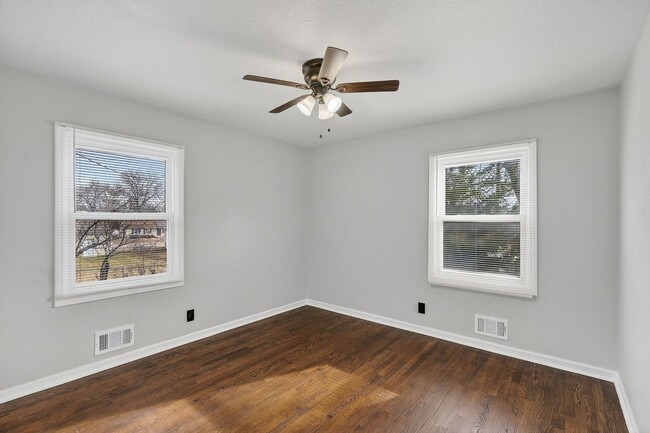 Building Photo - Hard-to-Find 6-Bedroom Home in Grandview!