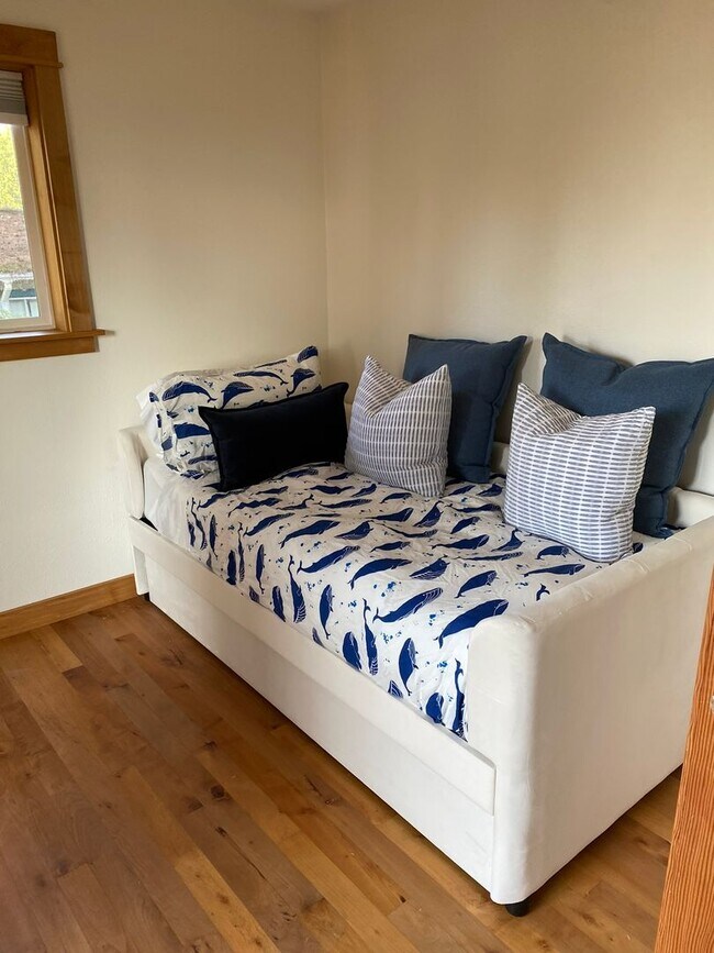 Building Photo - Absolutely Darling INDIANOLA cottage, full...