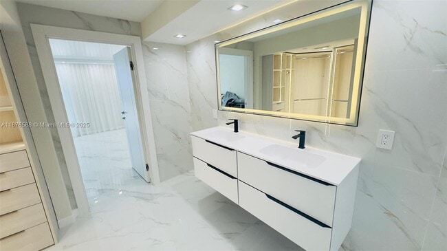 Building Photo - 3500 Mystic Pointe Dr