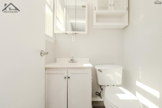 Building Photo - 1400 Phoenix Dr