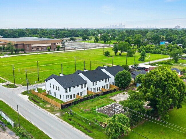 Building Photo - 8449 Furray Rd