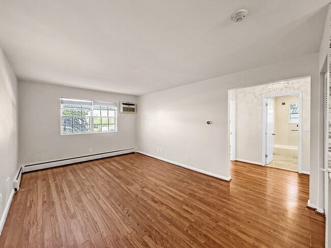 Building Photo - 6 Venice St