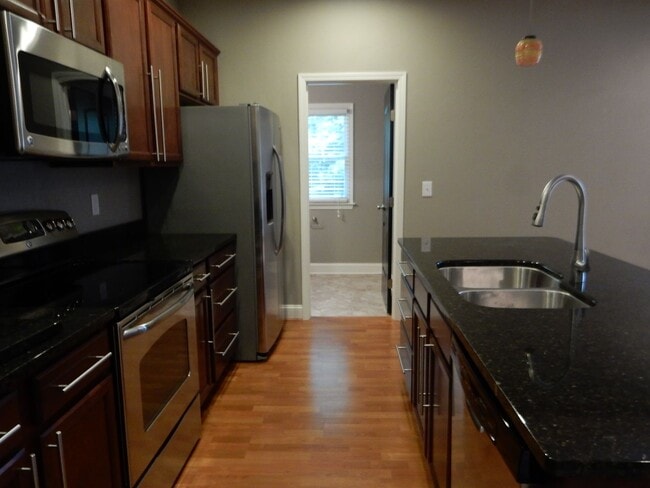 Building Photo - Like New Townhome in Old SW! Close to Cari...