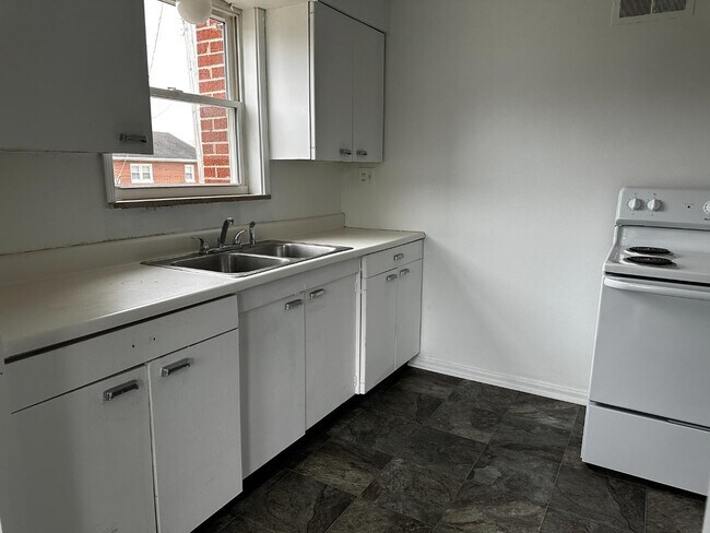 Building Photo - 9070 Lew Wallace Dr