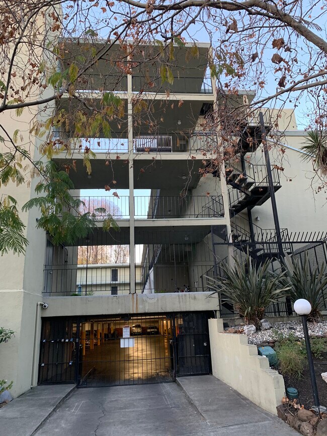 Building Photo - 455 Crescent St