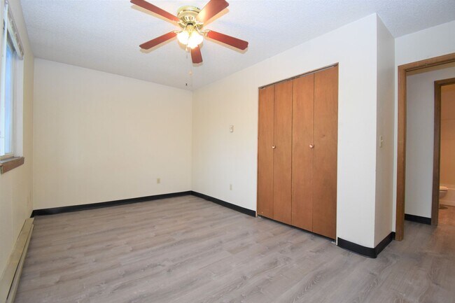 Building Photo - Great Location! Top Floor 2 bed 1 bath and detached garage!