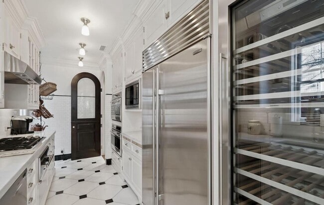 Building Photo - Georgetown East Village Perfection with PA...