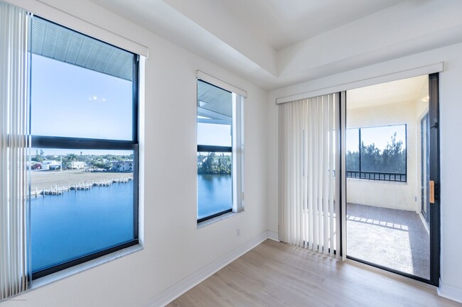 Building Photo - Luxury Waterfront Living with Deeded Dock – Punta Gorda Isles