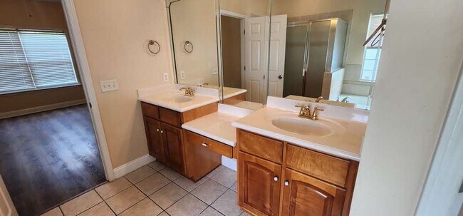 Building Photo - Great Home and Location-Available Now!
