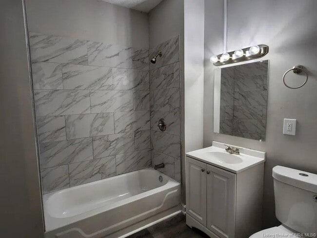 Building Photo - 603 E Oak St