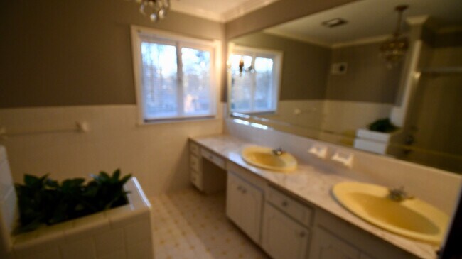 Building Photo - 5755 Doncaster Dr