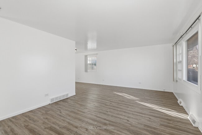 Building Photo - 3317 Birchwood Dr