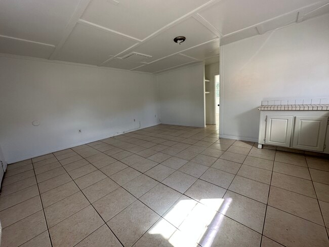 Building Photo - 517 Poinsettia Rd