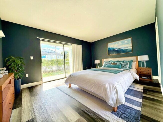 Building Photo - Avalon 2Bedrooms/1Bath Condo with front-row pool view!