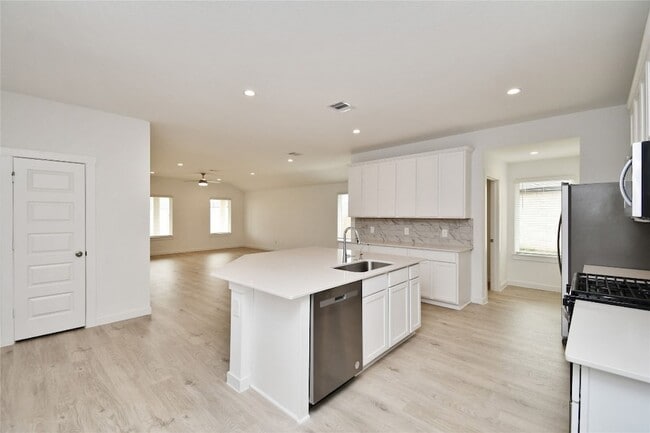 Building Photo - 30330 Reagans Rnch Dr