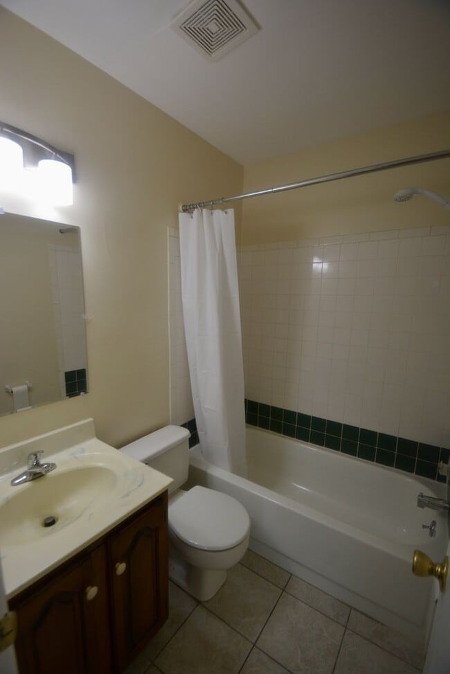 Building Photo - Great - 1 BEDROOM - Bright Open Floor Plan !!