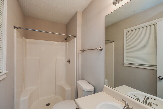 Building Photo - 583 Lakeridge Cir SE
