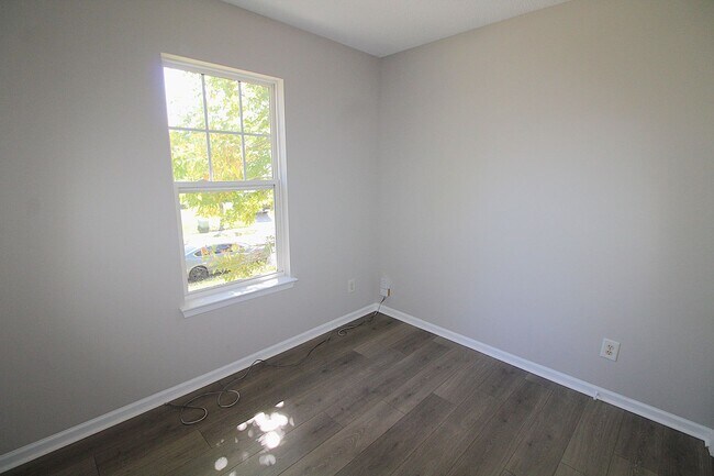 Building Photo - 3 Bedroom Home with a 1 Car garage!