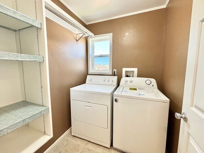 Building Photo - Oxnard | Seabreeze Gated Community | 3 Bedroom + 2.5 Bathroom | Corte Las Holas