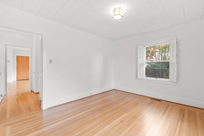 Building Photo - Upper Dimond/Lincoln Highlands Wonderful Craftsman Home!