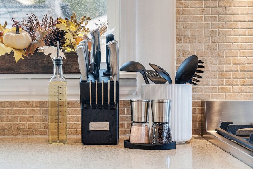 Building Photo - 715 W Wheeler St