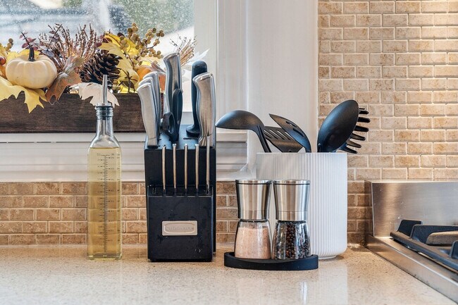 Building Photo - 2403 7th Ave W