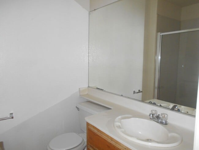 Building Photo - Spacious 4 bedroom Home Located in the Desirable Area of Henderson!