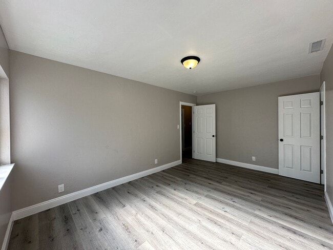 Building Photo - Remodeled Gem in Desirable Neighborhood