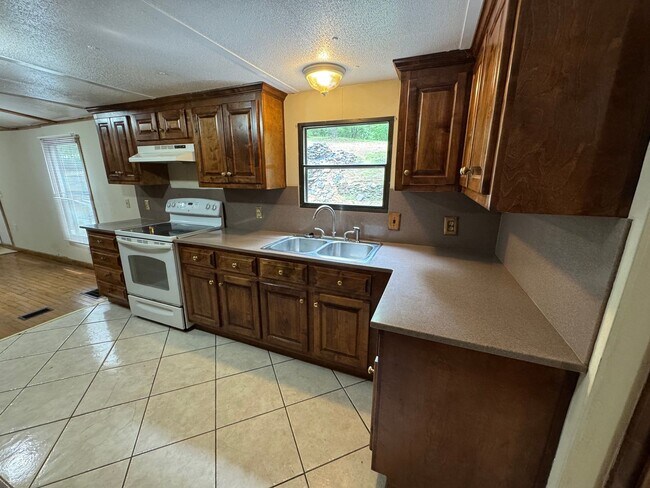 Building Photo - Private 3/2.5 Home with bonus room- $1,895