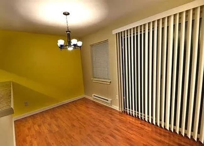 Building Photo - 1Bd/1.5Ba Everett Townhouse