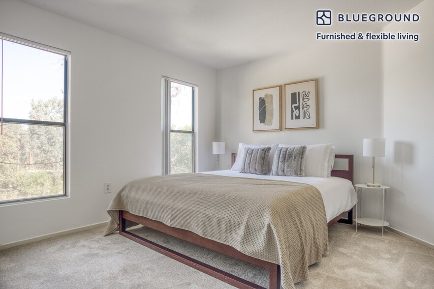 Building Photo - 10989 Bluffside Dr