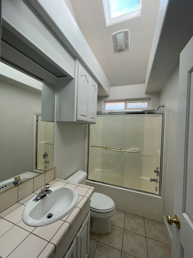 Building Photo - Lovely 3 Bed 2 Bath House in River Road Area