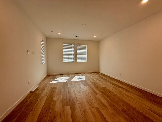 Building Photo - 4 BED 3.5 BATH 2 CAR GARAGE HOME w/ LOFT, ...
