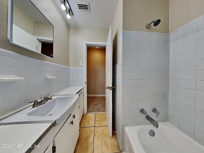 Building Photo - 1332 Arlingwood Ave