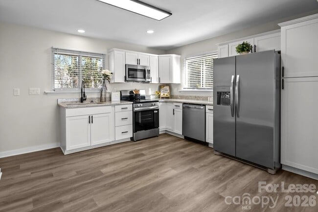 Building Photo - 801 Davenport St