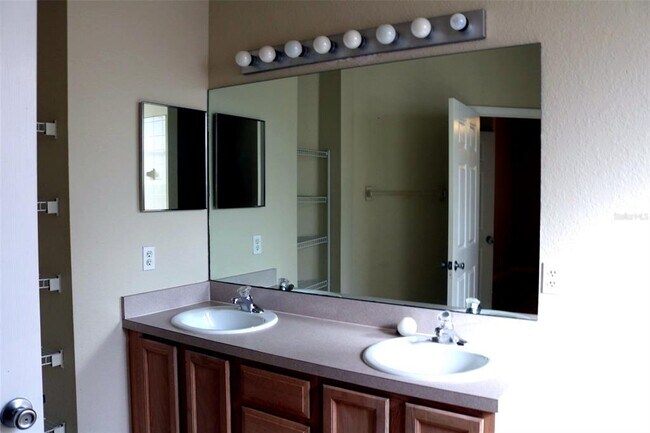 Building Photo - 1932 Magical Ln