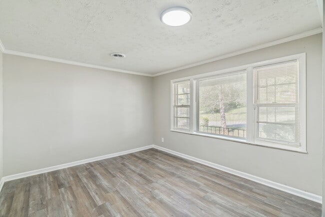 Building Photo - 3040 Woodbine Ave