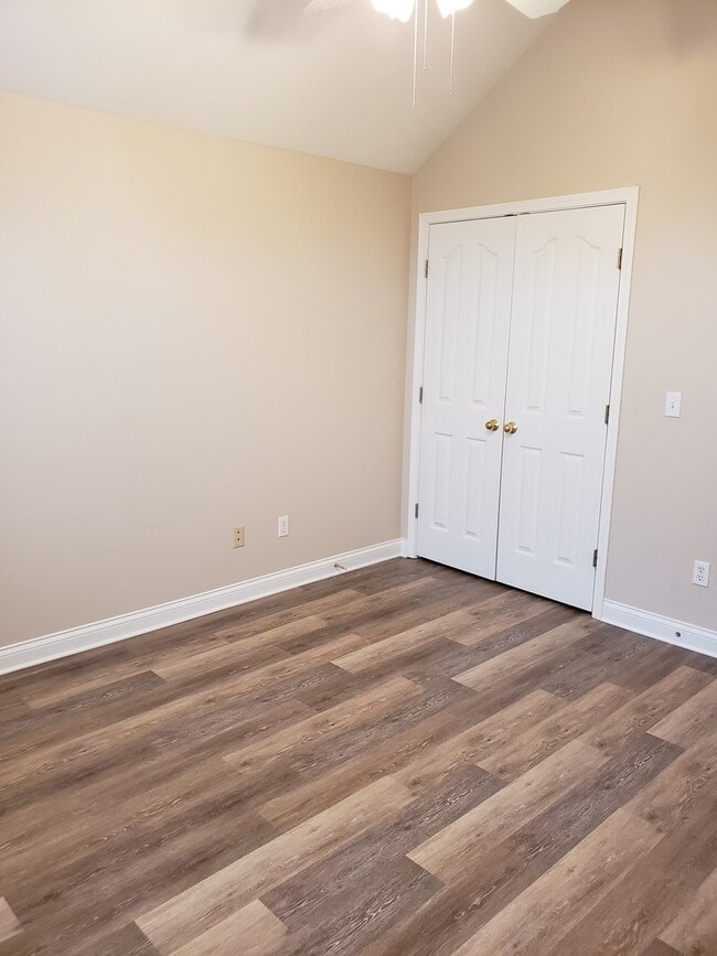 Building Photo - 3 Car Garage, South East Springfield - Cal...