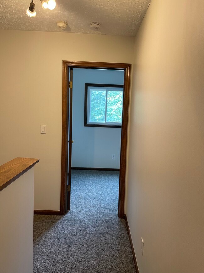 Building Photo - 3240 Brookview Way