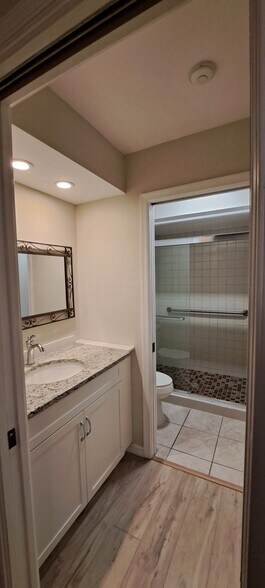 Mainbed room bath - 10011 Maddox Ln