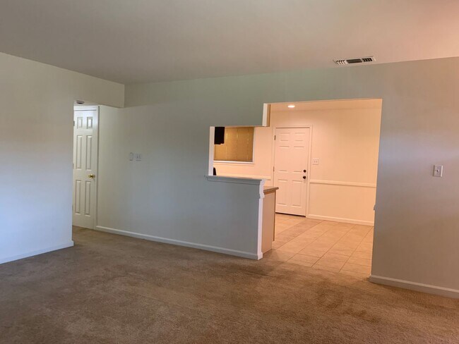 Building Photo - 3 bedroom 2 bath home with HUGE yard in Or...