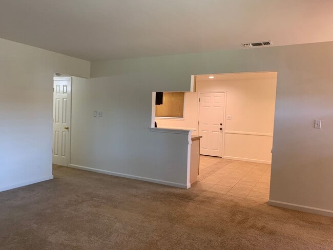 Building Photo - 3 bedroom 2 bath home with HUGE yard in Orangevale