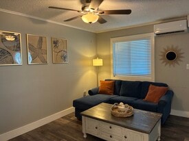 Building Photo - 511 Robin Dr