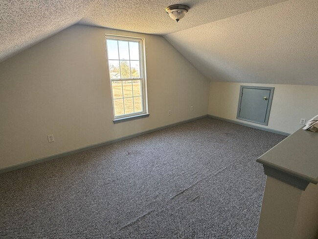 Building Photo - Country Charm