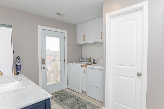 Building Photo - Pretty Lake Furnished Unit 2/1.5 Views! Vi...