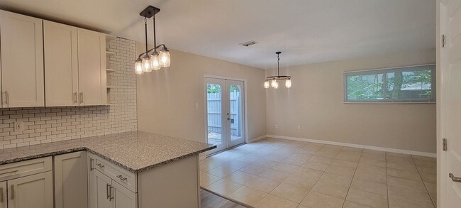 Building Photo - Charming 3/3 Condo
