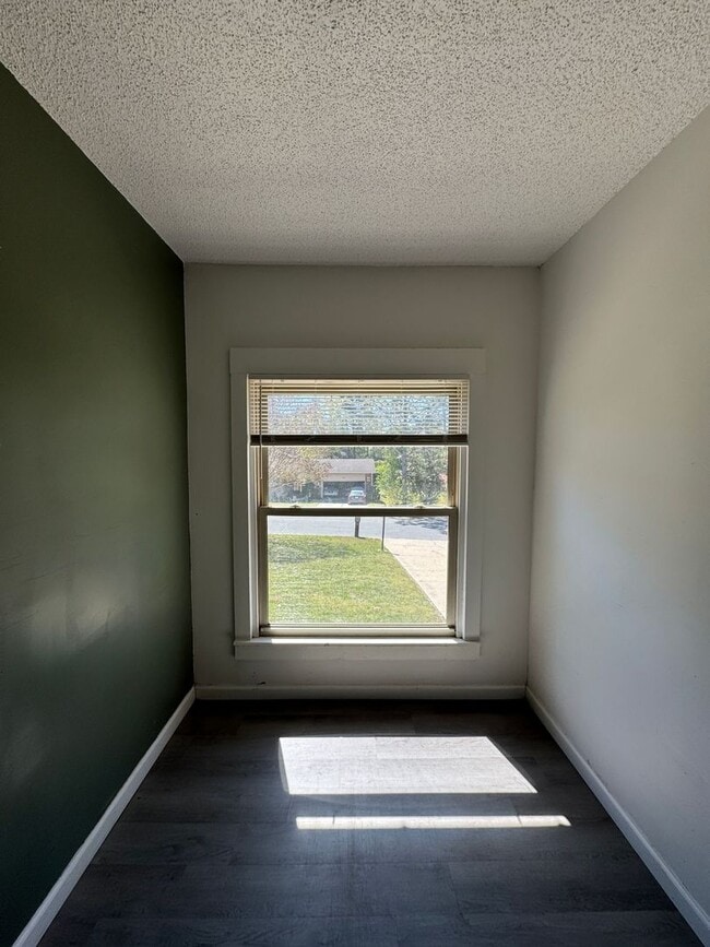 Building Photo - Charming 3 Bed 2 Bath Home with Fenced Yard