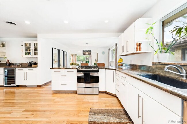 Open floorplan kitchen with new appliances and full bar area. - 516 Monaco Pky